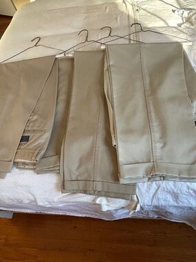 MENS GAP RELAXED FIT KHAKIS
